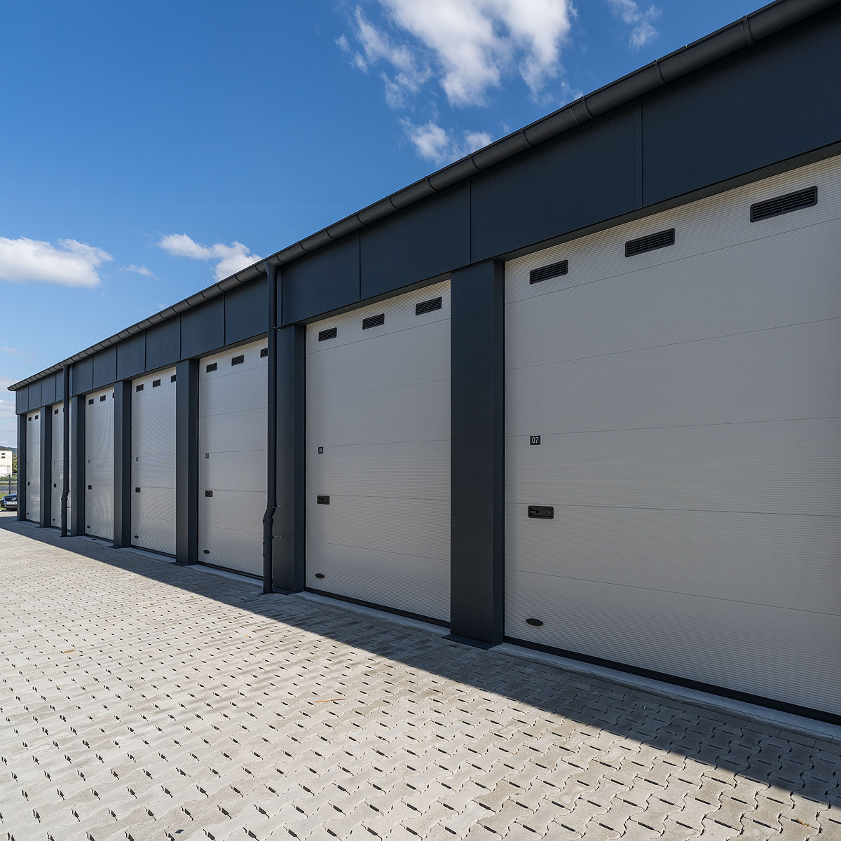 Garage-Aussenansicht Zu sehen ist ein Teil der Garagenfront